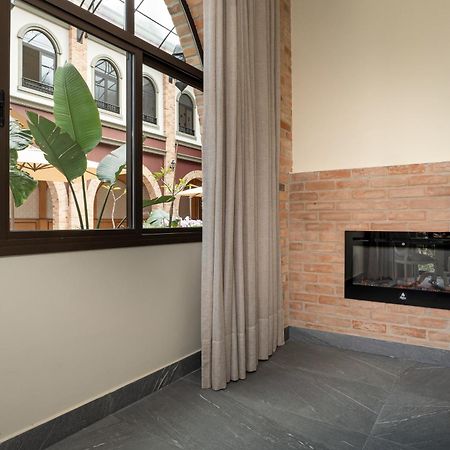 Pousada Luis XV Кампус-ду-Жордау Экстерьер фото A fireplace in a home