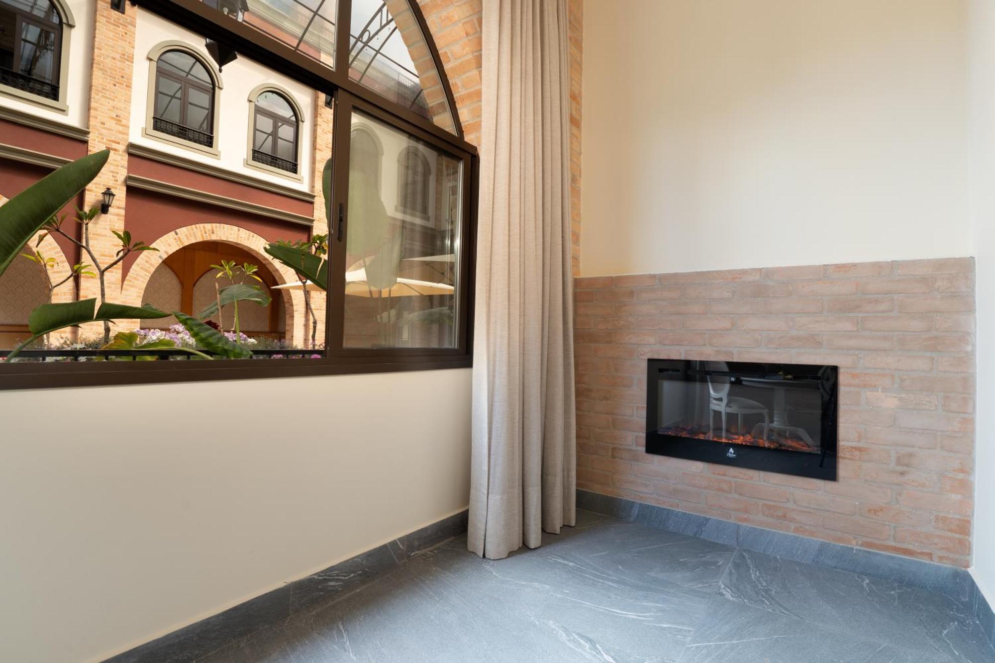 Pousada Luis XV Кампус-ду-Жордау Экстерьер фото A fireplace in a home