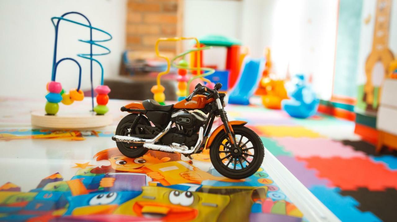 Pousada Luis XV Кампус-ду-Жордау Экстерьер фото A toy motorcycle